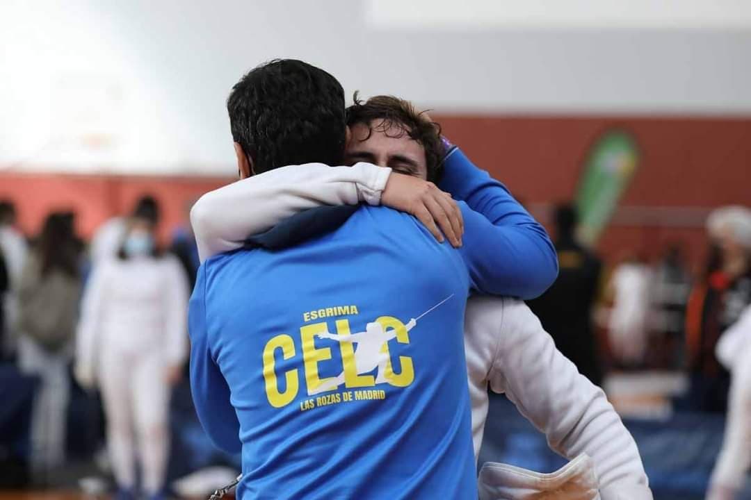 Esgrimistas del Club de Esgrima CELC celebrando juntos